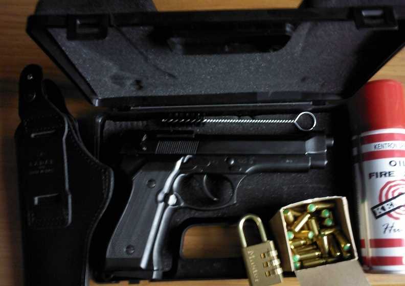 Pistola scacciacani sotto al sedile: denunciato 42enne 